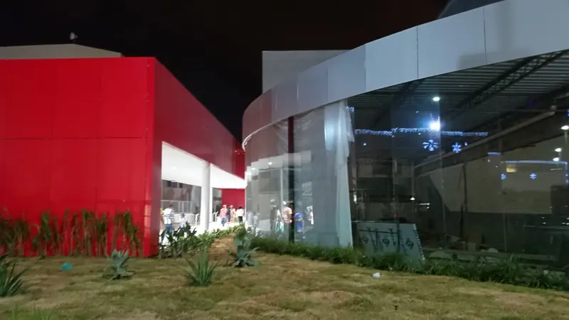 Obra de fachada e comunicação visual executada pela Alumulti — foto 02