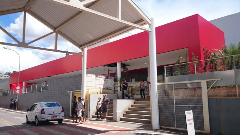 Obra de fachada e comunicação visual executada pela Alumulti — foto 03
