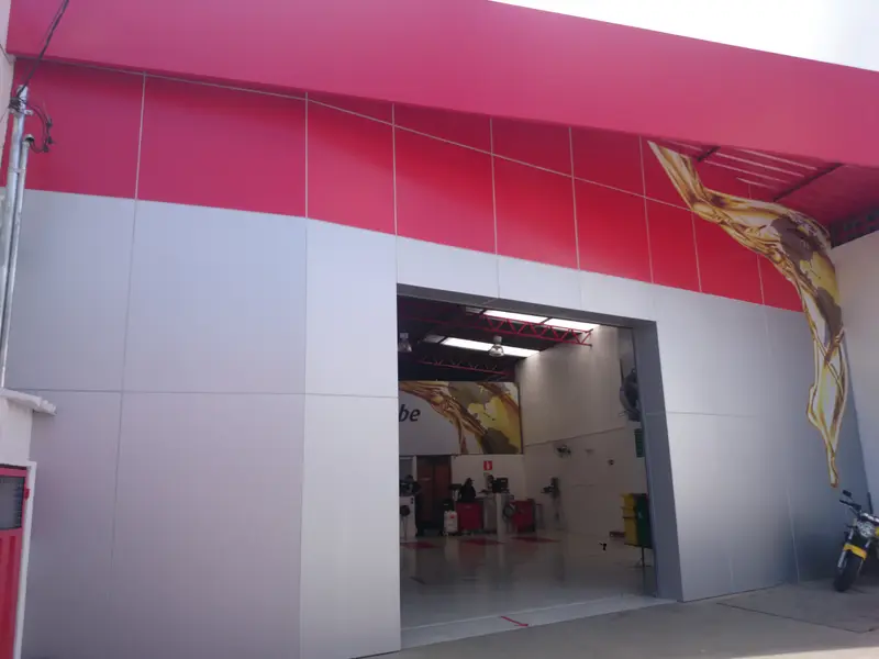 Obra de fachada e comunicação visual executada pela Alumulti — foto 04