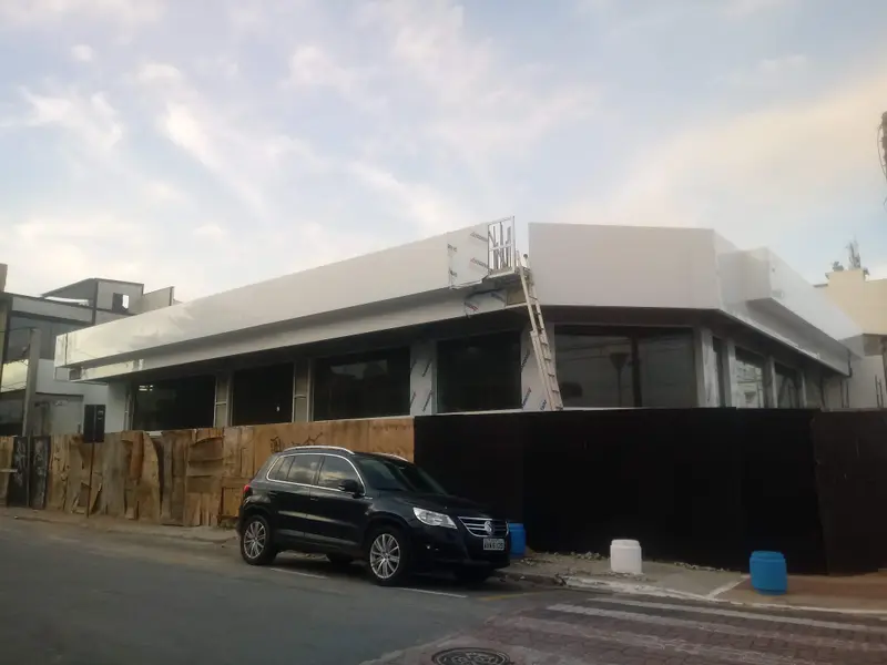 Obra de fachada e comunicação visual executada pela Alumulti — foto 07