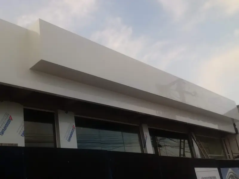 Obra de fachada e comunicação visual executada pela Alumulti — foto 08