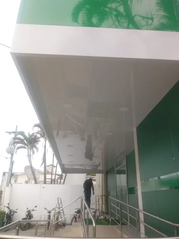 Obra de fachada e comunicação visual executada pela Alumulti — foto 09