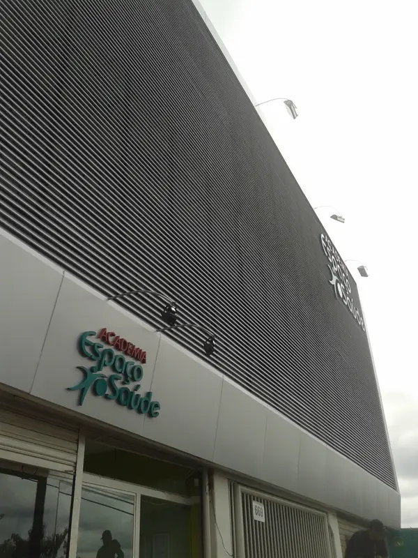Obra de fachada e comunicação visual executada pela Alumulti — foto 22