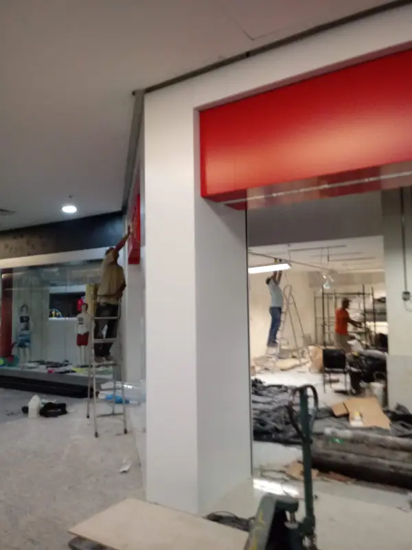 Obra de fachada e comunicação visual executada pela Alumulti — foto 32