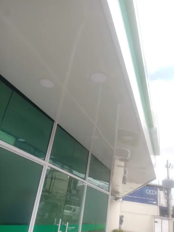 Obra de fachada e comunicação visual executada pela Alumulti — foto 52